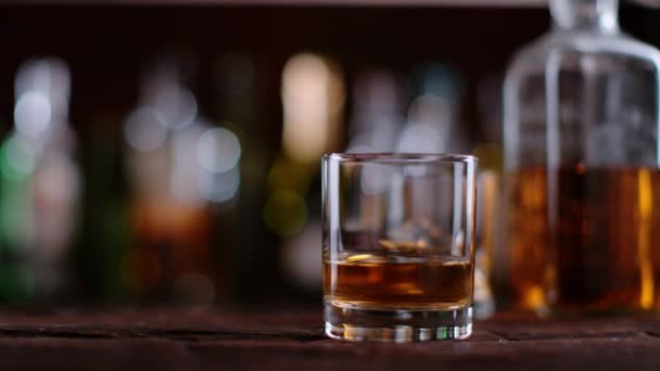 Super Slowmotion Van Dalende Ijsblokje Whisky Glas Gefilmd Cinema Slowmotion — Stockvideo