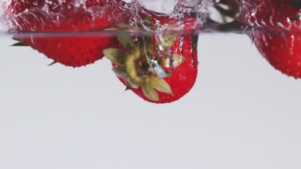 Super Slow Motion Falling Strawberries Water Filmed Cinema Slow Motion — Stock Video