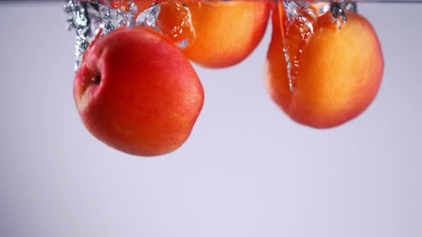 Superzeitlupe Fallender Aprikosen Ins Wasser Gefilmt Auf Kino Zeitlupe Kamera — Stockvideo