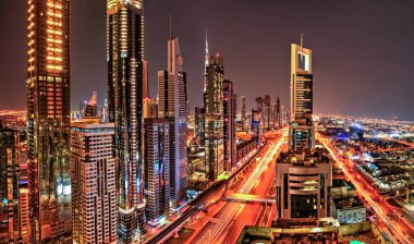 Dubai günbatımı panoramik şehir merkezinde. Dubai Uae süper modern şehir, kozmopolit megalopolis olduğunu.
