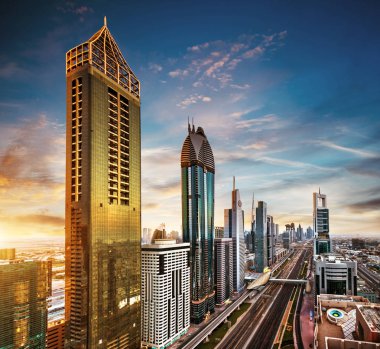 Dubai günbatımı panoramik şehir merkezinde. Dubai Uae süper modern şehir, kozmopolit megalopolis olduğunu.