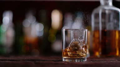 Süper ağır çekim cam içine dökme viski. Filme sinema ağır çekim kamera, 1000 fps, Prores 422 Hq codec.