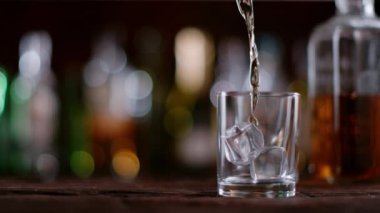 Süper ağır çekim cam içine dökme viski. Filme sinema ağır çekim kamera, 1000 fps, Prores 422 Hq codec