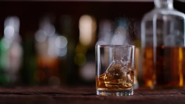 Super Slow Motion Versare Whisky Nel Bicchiere Girato Cinepresa Rallentatore — Video Stock