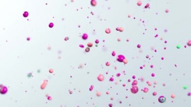 Süper ağır çekim renkler şekiller dans beyaz arka plan üzerinde izole.