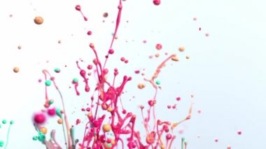 Süper ağır çekim renkler şekiller dans beyaz arka plan üzerinde izole.