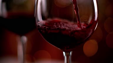 Şişeden kadehe kırmızı şarap doldurmanın süper yavaş bir yolu. 4K çözünürlüklü, yüksek hızlı sinema kamerasıyla çekildi..