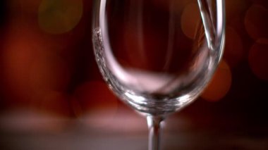 Süper ağır çekim dökülen beyaz şarap kadehi içine şişe. Yüksek hızlı sinema 1000 fps 4 k çözünürlüklü kamera olarak da film.