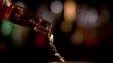 Süper ağır çekim dökme viski. Sinema ağır çekim kamera, 1000 fps üzerinde filme