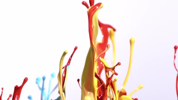 Super Zeitlupe Der Tanzenden Farben Formen Isoliert Auf Weißem Hintergrund — Stockvideo