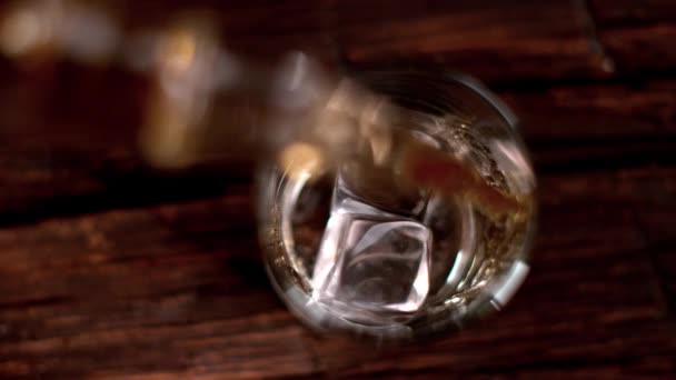 Super Slowmotion Gieten Whiskey Glas Bovenaanzicht Gefilmd Cinema Slowmotion Camera — Stockvideo