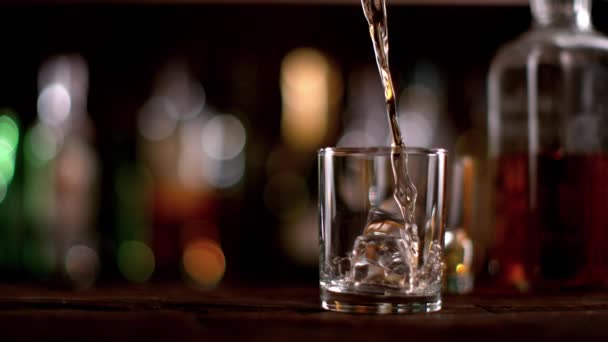 Super Zeitlupe Der Whisky Ins Glas Gegossen Wird Gefilmt Auf — Stockvideo