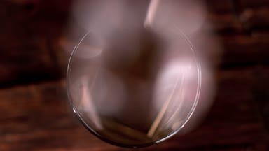Süper ağır çekim viski cam, üstten görünüm içine düşen buz küp. Sinema ağır çekim kamera, 1000 fps üzerinde filme