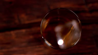 Süper ağır çekim viski cam, üstten görünüm içine düşen buz küp. Sinema ağır çekim kamera, 1000 fps üzerinde filme