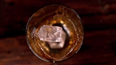 Süper ağır çekim viski cam, üstten görünüm içine düşen buz küp. Sinema ağır çekim kamera, 1000 fps üzerinde filme