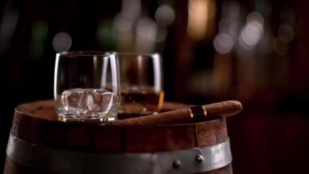 Super Zpomalené Nalévání Whisky Skla Natočeno Kino Zpomalený Pohyb Kamery — Stock video