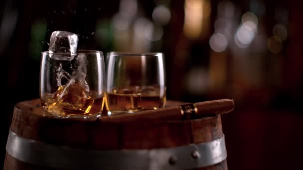 Super Slow Motion Cadere Cubetto Ghiaccio Bicchiere Whisky Girato Cinepresa — Video Stock