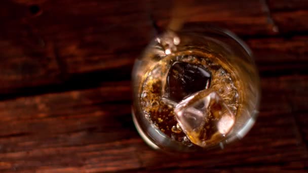 Super Slowmotion Gieten Whiskey Glas Bovenaanzicht Gefilmd Cinema Slowmotion Camera — Stockvideo