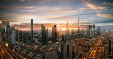 Dubai günbatımı panoramik şehir merkezinde. Dubai, BAE Süper modern şehir kozmopolit megalopolis olduğunu. Çok yüksek çözünürlüklü görüntü