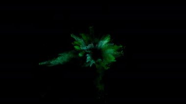 Siyah arka planda izole edilmiş süper yavaş renkli barut patlaması. Yüksek hızlı sinema kamerası, 1000fps.