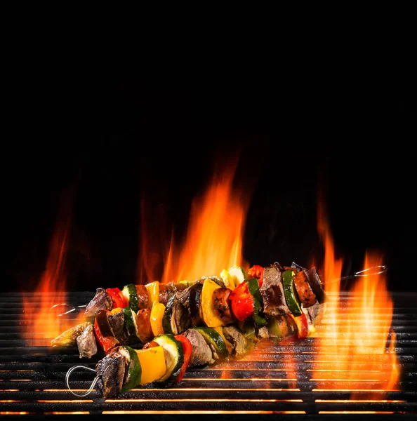 Leckere Spieße Auf Dem Grill Mit Flammen Isoliert Auf Schwarzem — Stockfoto