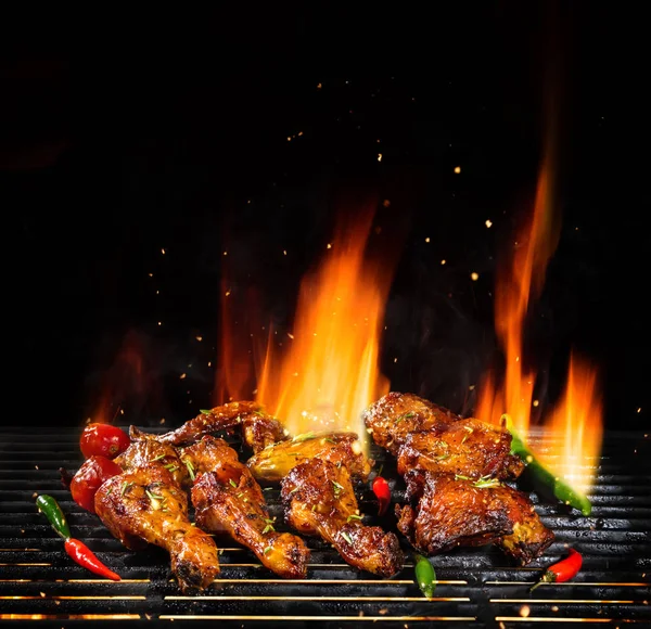 Deliciosos Pedaços Carne Frango Grelha Com Chamas Fogo Isolado Fundo — Fotografia de Stock