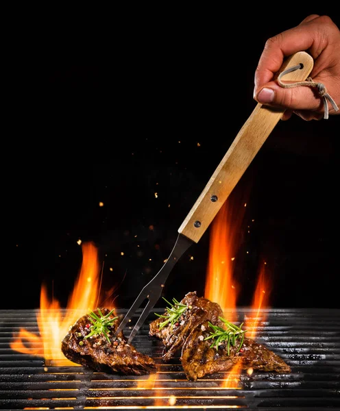 Leckere Rindersteaks Auf Dem Grill Mit Feuerflammen Isoliert Auf Schwarzem — Stockfoto