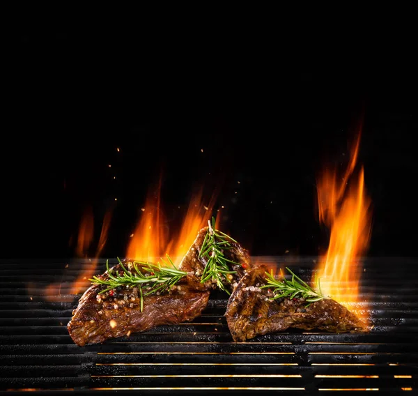 Délicieux Steaks Bœuf Sur Gril Avec Des Flammes Feu Isolé — Photo