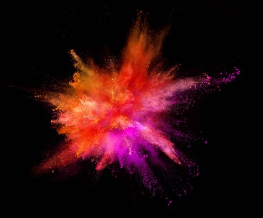 Renkli toz siyah arka plan üzerine izole patlama