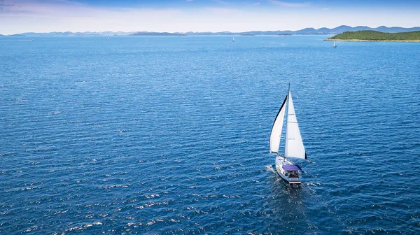 Segelboot Auf Offenem Wasser Luftaufnahme Aktiver Lebensstil Wassertransport Und Wassersport — Stockfoto