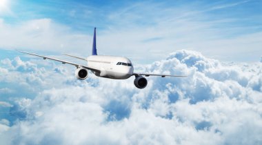 Ticari uçak jet bulutların üzerinde uçuyor. Transportaton ve dünya çapında seyahat. Ulaşım en hızlı modu