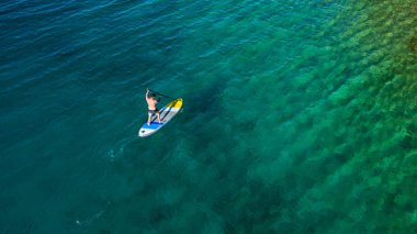 Genç kişini paddleboard hava görünümünü. Paddleboarding ulaşım ve su aktivite spor modern yoludur.