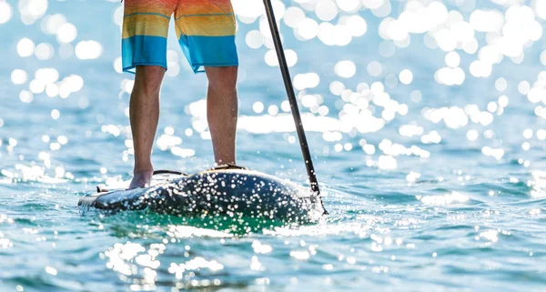 Genç Adam Paddleboard Üzerinde Ayakta Detayını Paddleboarding Ulaşım Aktivite Spor — Stok fotoğraf