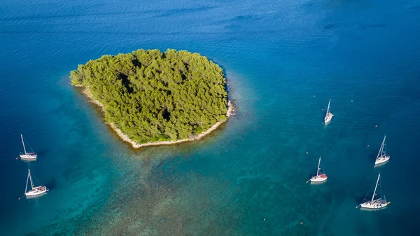 Vista Aérea Barcos Vela Anclaje Junto Pequeña Isla Croacia Estilo —  Fotos de Stock