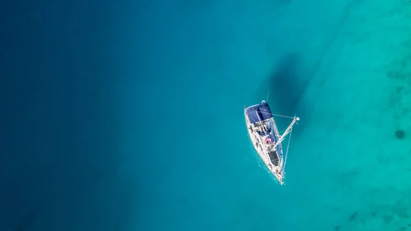 Barco Vela Ancorando Baía Croácia Vista Aérea Estilo Vida Ativo — Fotografia de Stock