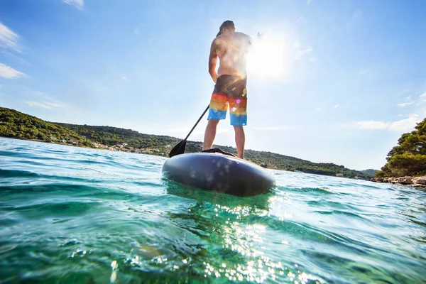 Młody Człowiek Paddleboard Połowa Mocy Skład Pół Wody Powyżej Ciekawy — Zdjęcie stockowe