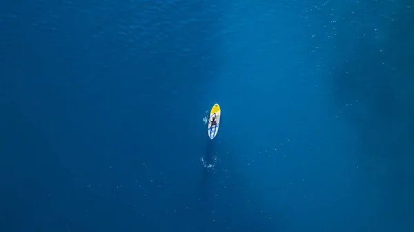Pemandangan Udara Dari Anak Muda Naik Perahu Dayung Paddleboarding Adalah — Stok Foto