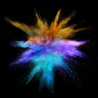 Renkli toz siyah arka plan üzerine izole patlama