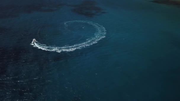 Velocidade barco a motor criando ciclo no mar. Vista aérea — Vídeo de Stock