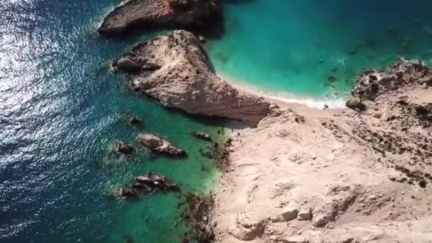 砂浜のビーチ、ケファロニア島、ギリシャが付いている礁の航空写真. — ストック動画