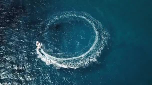 Скоростной моторный катер, создающий цикл в море. Вид с воздуха — стоковое видео