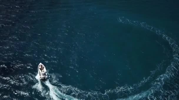 Hastighet motorbåt att skapa cyrcle till sjöss. Flygfoto — Stockvideo