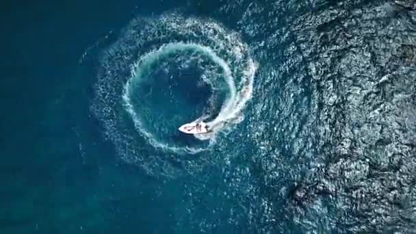 Velocidad barco a motor creación de ciclo en el mar. Vista aérea — Vídeo de stock