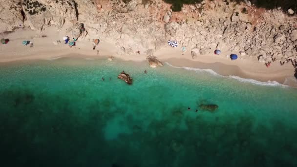 Veduta aerea della spiaggia di sabbia idilliaca in Grecia Clip Video