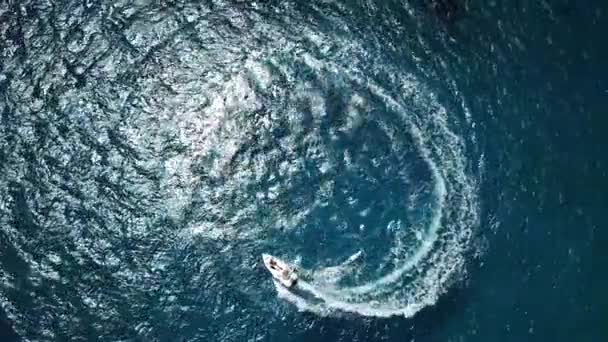 Speed motor boat creating cyrcle at sea. Aerial view — Stock Video