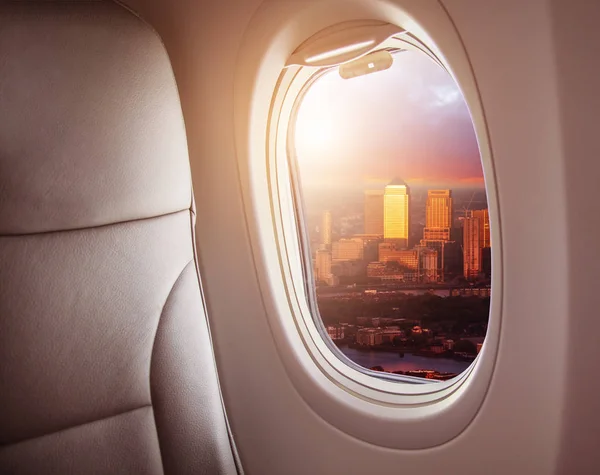 Wnętrze Samolotu Okna Widok Londyn Miasto Europa Koncepcja Podróży Transport — Zdjęcie stockowe