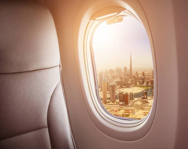 Interior Del Avión Con Vista Ventana Ciudad Dubai Emiratos Árabes —  Fotos de Stock
