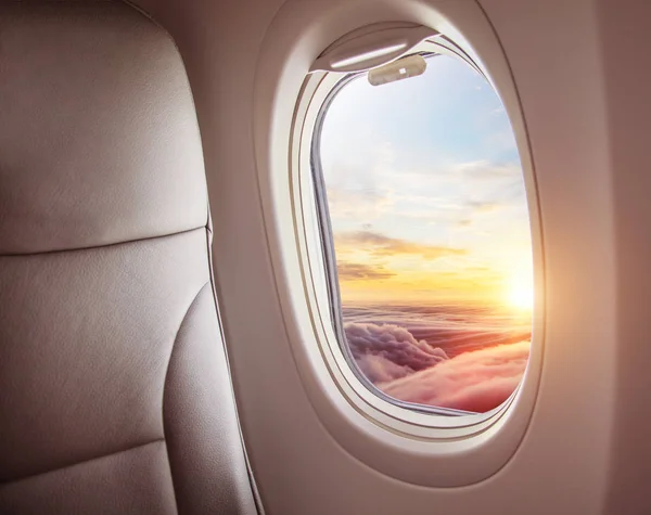 Interior Del Avión Con Vista Ventana Del Atardecer Por Encima — Foto de Stock