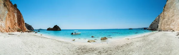 ビーチ ギリシャ ケファロニア島の美しいパノラマの景色 アンカー湾の小さなモーター ボート — ストック写真