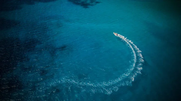 Luftaufnahme Eines Schnellbootes Bewegung Wassertransport Und Freizeitaktivitäten Sommer — Stockfoto